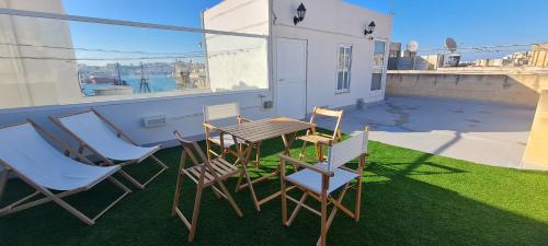Cospicua House | Casa Marie, Stay in a Traditional Corner Townhouse in the 3 cities, built in 1881