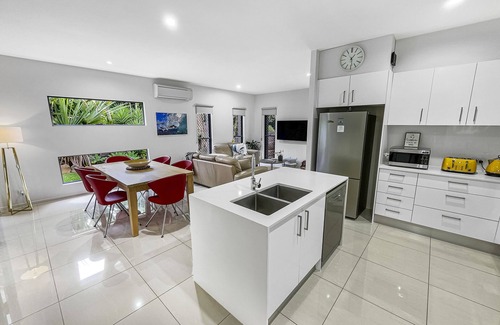 Buderim Villa | Casa Mia Retreat Luxury Family Home on Buderim. Pet friendly.