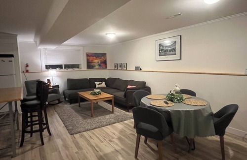 Nakusp House | Casa Michaud, full basement suite