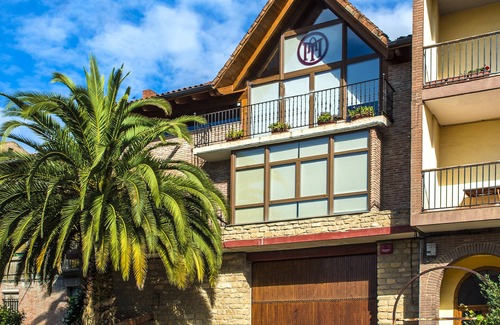 Lapuebla de Labarca Ski Chalet | Casa pichon etxea and Muro wineries