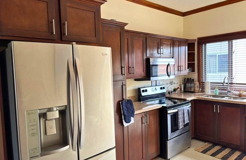 Beverly Hills Apartment | Casa Pors Luxury Apartment with Security, Pool, Gym, & AC in Charming Kingston 6