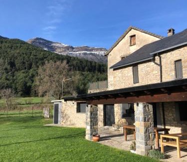 Borrastre Ski Chalet | Casa Rural Aracanciás