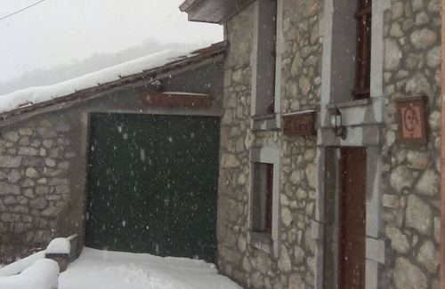 Ponga House | Casa Rural La Xiana located on the northern slopes of Tiatordos (Asturias)