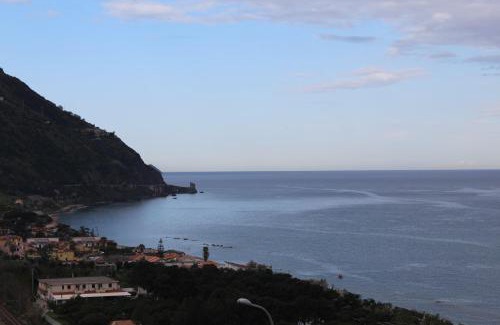 Piraino Apartment | Casa Spisidda Appartamento bilocale "Salina" con vista sulle Eolie