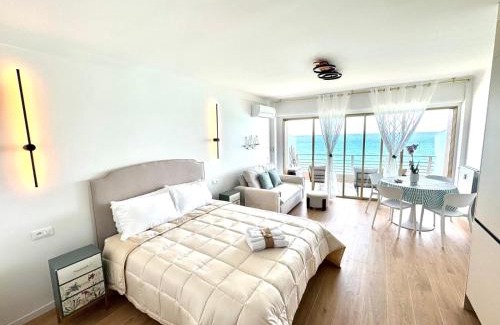 Menton Apartment | Casa Sud Menton Appartement front de mer à Menton terrasse, rénové et moderne, cuisine équipée, climatisé, WiFi et Netflix