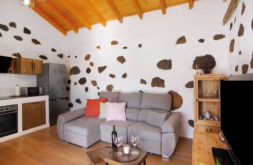 Vega de San Mateo Ski Chalet | 'Casa Tito Y Teresita' with Sea View, Private Terrace and Wi-Fi