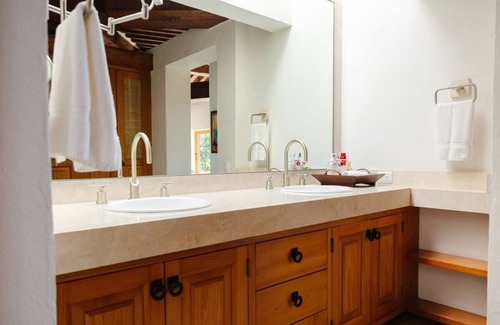 Centro House | Casa Tres Árboles: With a view of Valle Lake