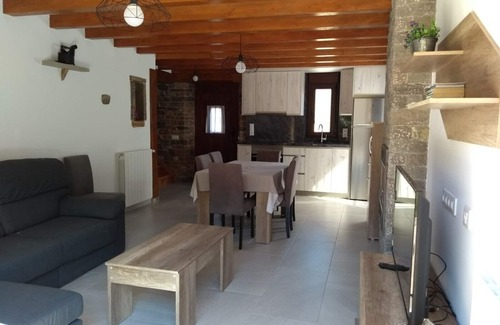 Cabezon de Liebana House | Casa Ubriezo, shared pool, 4 bedrooms, Wi-Fi , private patio, garden and BBQ.