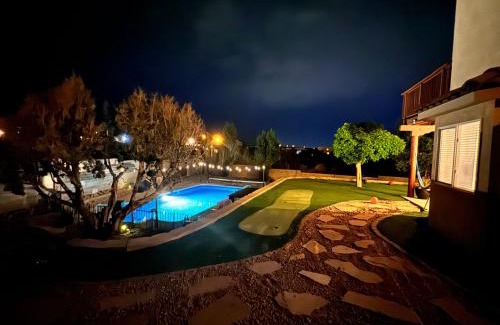 Farmington House | Casa Uva Beautiful Family House Retreat with pool and views