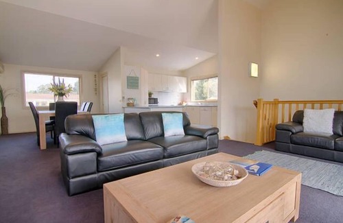 Batehaven House | Caseys Beach Holiday Unit