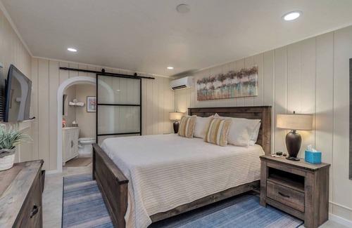 Sam Hughes House | Casita Sam Hughes/University King bed