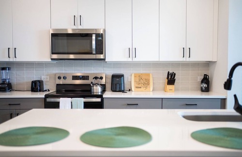 Milwood Apartment | Casita Verde - near Q2 and Domain - King Suite