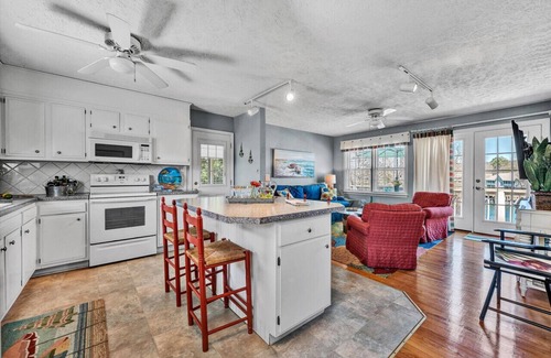 Huddleston House | Castaway - Family-friendly with a dog in protected cove
