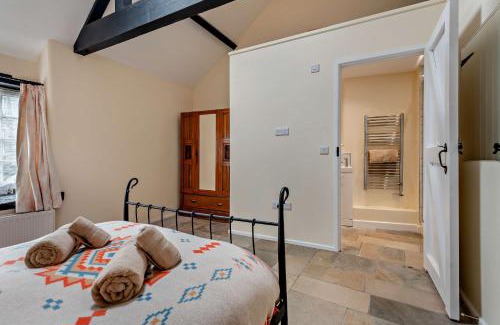 Kingston House | Castle Forge 4-Bedroom Historic Purbeck Forge in Kingston, Corfe Castle, Sleeps 7