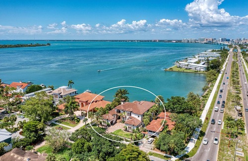 Saint Armands Key House | Castle on-the-Bay - St. Armand’s/Lido Beach 6 BD, Pool/Spa, Boat & Jet Ski Dock