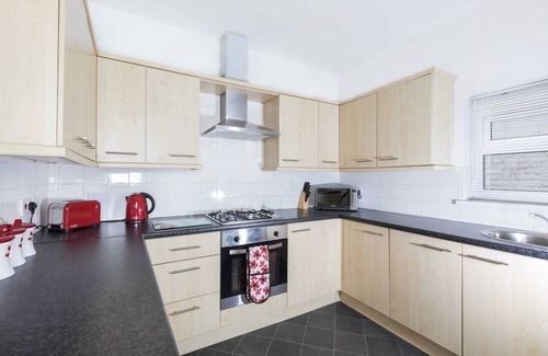 Llwchwr House | Castle Retreat - 3 Bed House