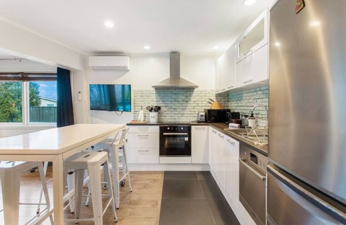 Castor Bay Apartment | Castor Bay Escape | Auckland Seaside Suburb | Pool
