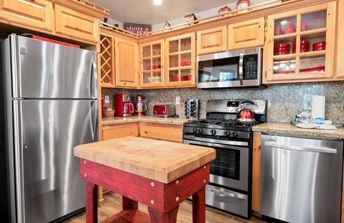 Big Bear Lake House | Catalina Creekside Cabin - Log Cabin, Perfect for Couples, Fenced Yard