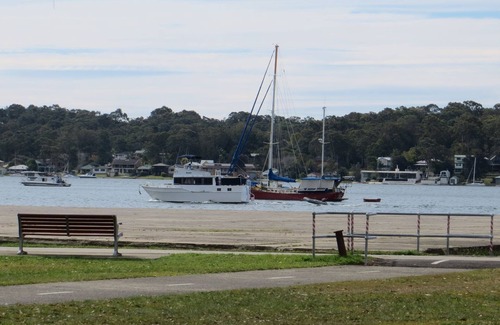 Rathmines Resort | CATALINA LAKEFRONT RETREAT Large group accommodation 2wings Pelican & Kookaburra