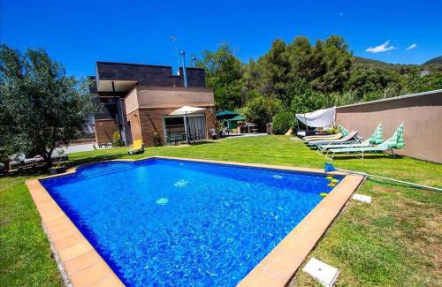 Can Vinyals Villa | Catalunya Casas Modern and spacious with private pool close to BCN