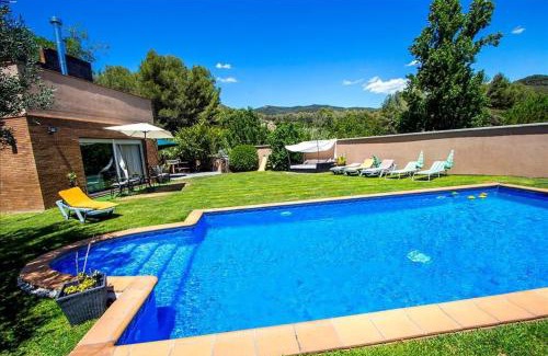 Can Vinyals Villa | Catalunya Casas Modern and spacious with private pool close to BCN