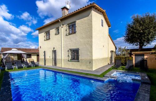 Santa Coloma de Farners Villa | Catalunya Casas Unique Costa Brava Abode with train access to BCN