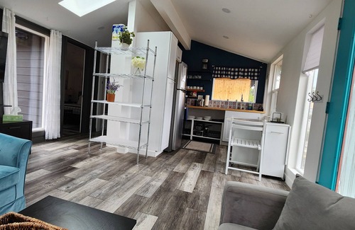 Hillsboro House | Catch the end of Summer now! Quiet & comfy, 1GB web, close to everything.