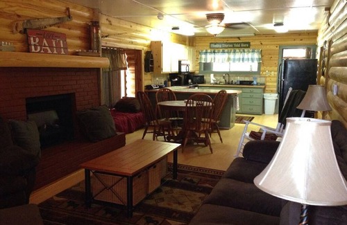 Gordonville Cabin | Catfish Cabin- cozy cabin near water in Texoma! Sleeps 4+