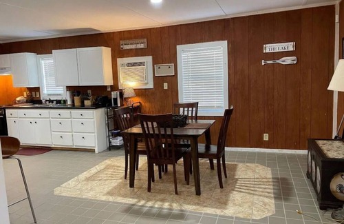 Tie Plant House | Catfish House-1 bedroom with spacious free parking