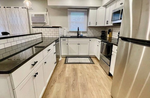 Joslyn Castle Apartment | Cathedral 6-Walk to UNMC!