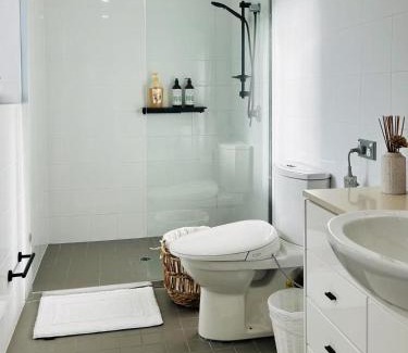 Wollongong CBD House | CBD Penthouse Retreat - Stunning Ocean & City View