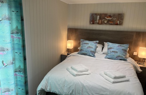 Storwood Cabin | Cedar Boutique Lodge-dog, fishing and Spa access