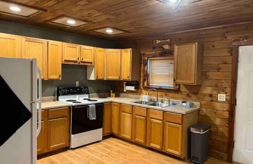 Russellville Cabin | Cedar Cabin With Stunning View Sleeps 4+