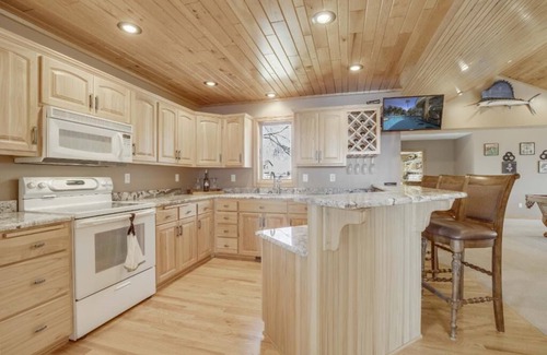 Annandale House | CEDAR ESCAPE - Your Lake Home Away From Home