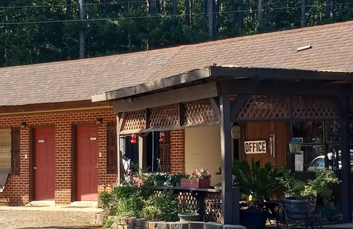 Morrilton Hotel | Cedar Falls Motel right next to Petit Jean State Park!