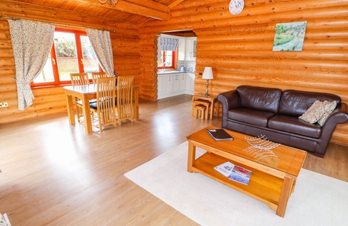 Castle Bytham Cottage | CEDAR LODGE, character holiday cottage in Greetham, Rutland