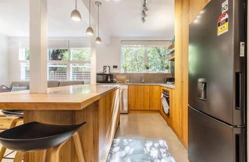 St Kilda Apartment | 'Cedar Loft' Contemporary Comfort in Leafy St Kilda