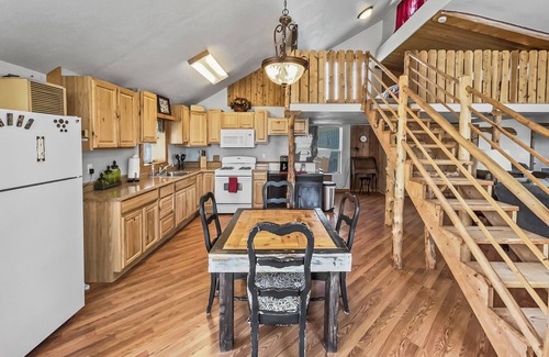 Montrose Cabin | Cedar Mountain Bunkhouse 2 Bedroom Cabin