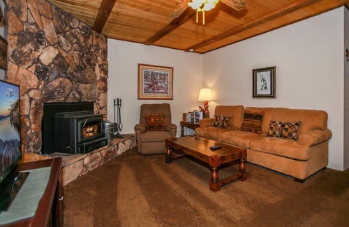 Big Bear House | Cedar Pines - Mountain home in a tree filled neighborhood with WIFI