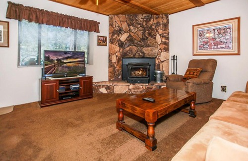 Big Bear House | Cedar Pines - Mountain home in a tree filled neighborhood with WIFI