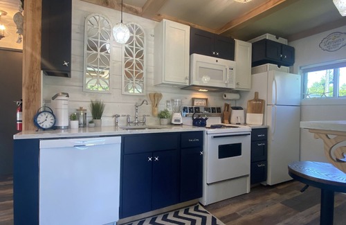 Huron Cottage | Cedar Point, Sports Force, Kalahari Near Cottage. Boat Parking ez Walk to Beach!