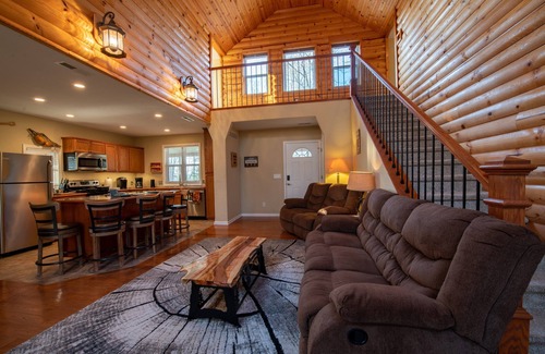 Deepwater House | Cedar Ridge, 3BR 2 Bath Cabin on Truman Lake