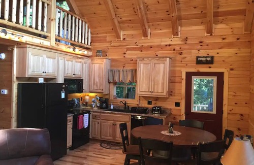 Farmville Cabin | Cedar Ridge Lodge Near High Bridge Trail