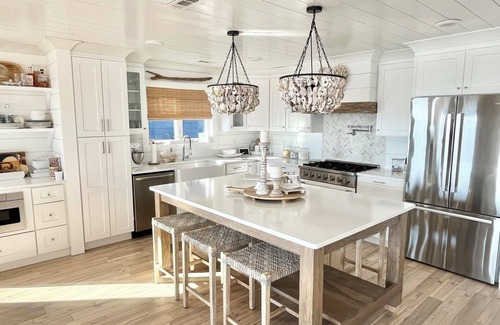 Newport House | Cedar & Salt Cottage -Waterfront, Dock Views, Sleeps 6 -Mins to Beach Newport π€