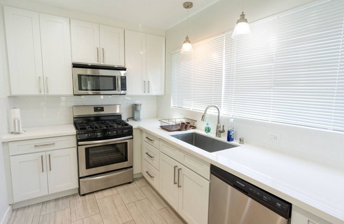 Melrose Condo | Cedar-Sinai Condo Perfect for Travelling Nurse or Professional