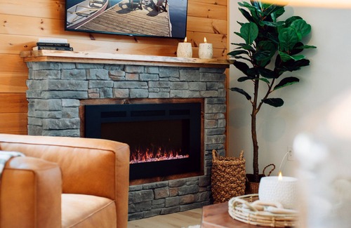 Gravenhurst Apartment | Cedar Terrace | By Lake Muskoka | Private Hot Tub