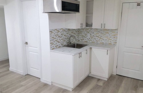 Orillia Apartment | ❤ Cedar-View Studio with Hot Tub ❤n