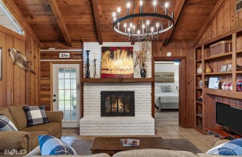 Uncertain House | Cedar Wood Lodge Entire Home, W Canoes & Kayaks