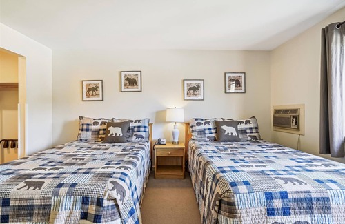 West Bridgewater Hotel | Cedarbrook Hotel Room 2 Doubles 119