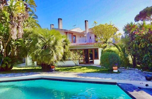 Costa de Caparica Villa | Cedars Guest House - beach & Lisbon